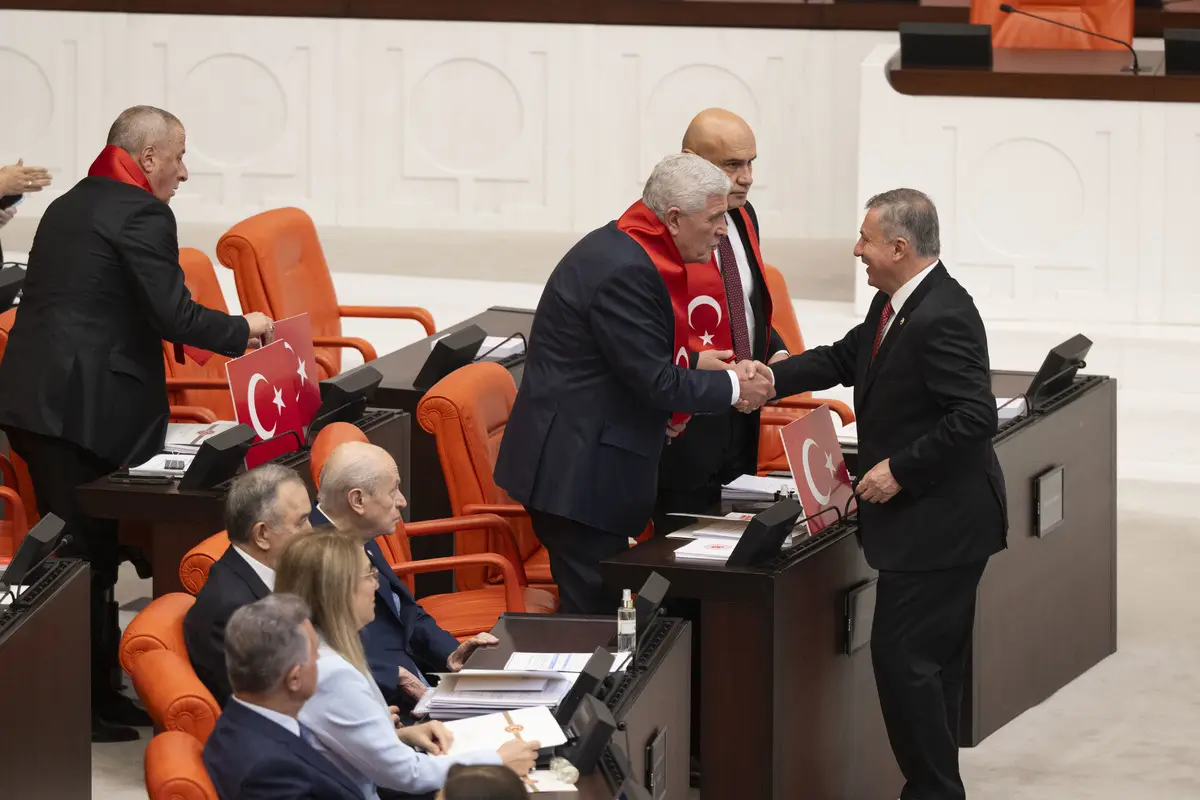 Meclis te soğuk rüzgarlar! Yan yana oturdular ama tokalaşmadılar 3
