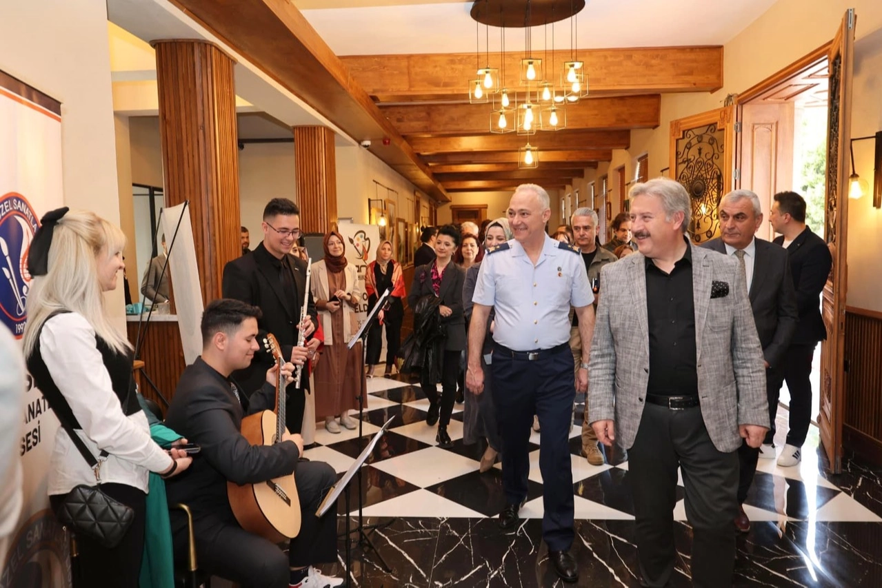 Melikgazi’de Sanatla Dolu Karma Sergi Açıldı