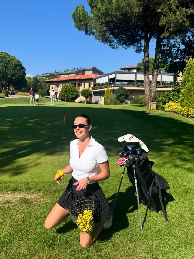 Melis Sezen, yeşil sahalarda golf yeteneklerini sergiliyor