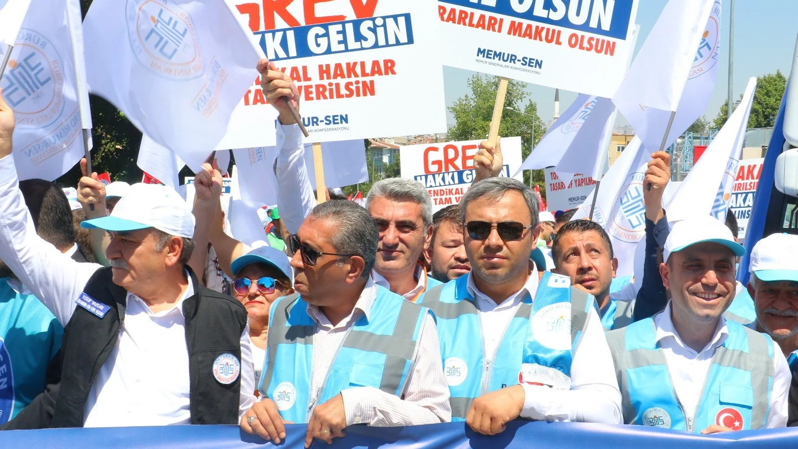 Memurlar Zam Talepleri İçin Eylemde Bir Araya Geldi