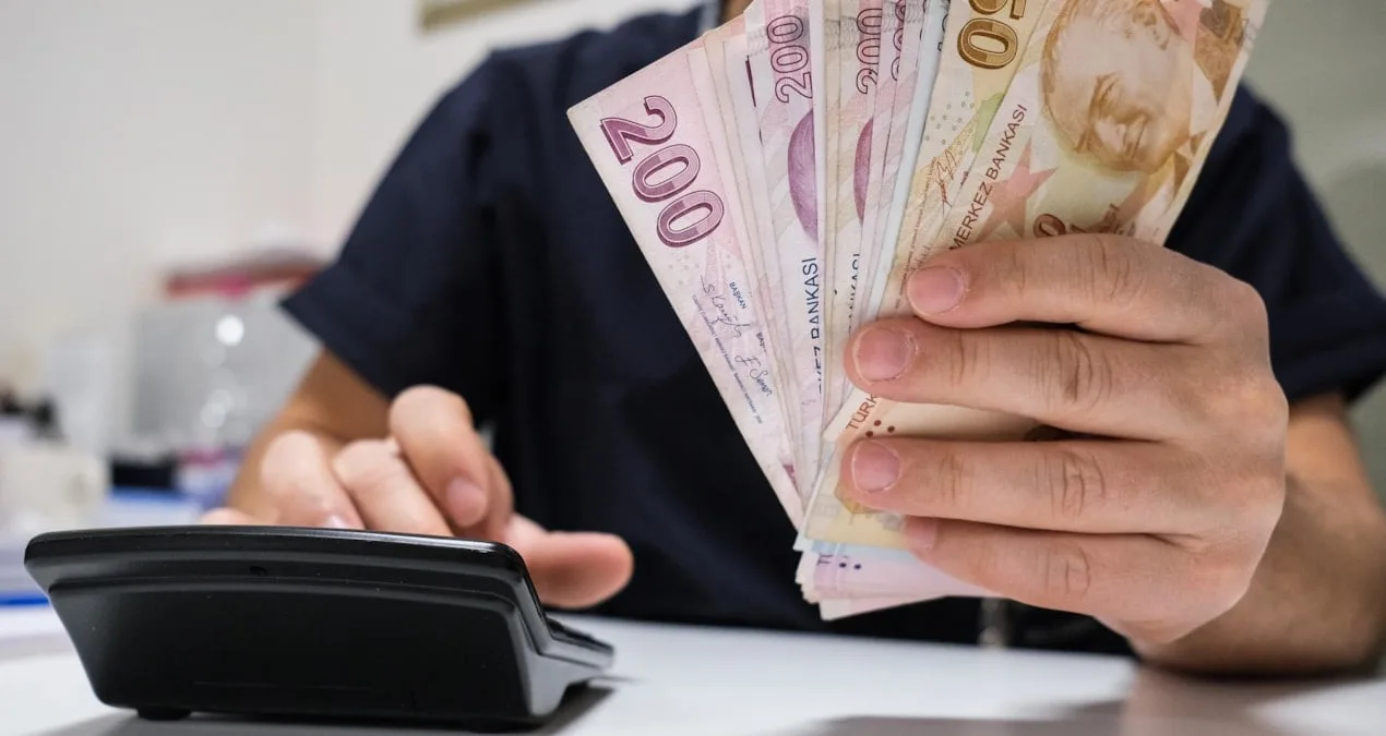 Memurların Zamlı Maaşları Hesaplarda!