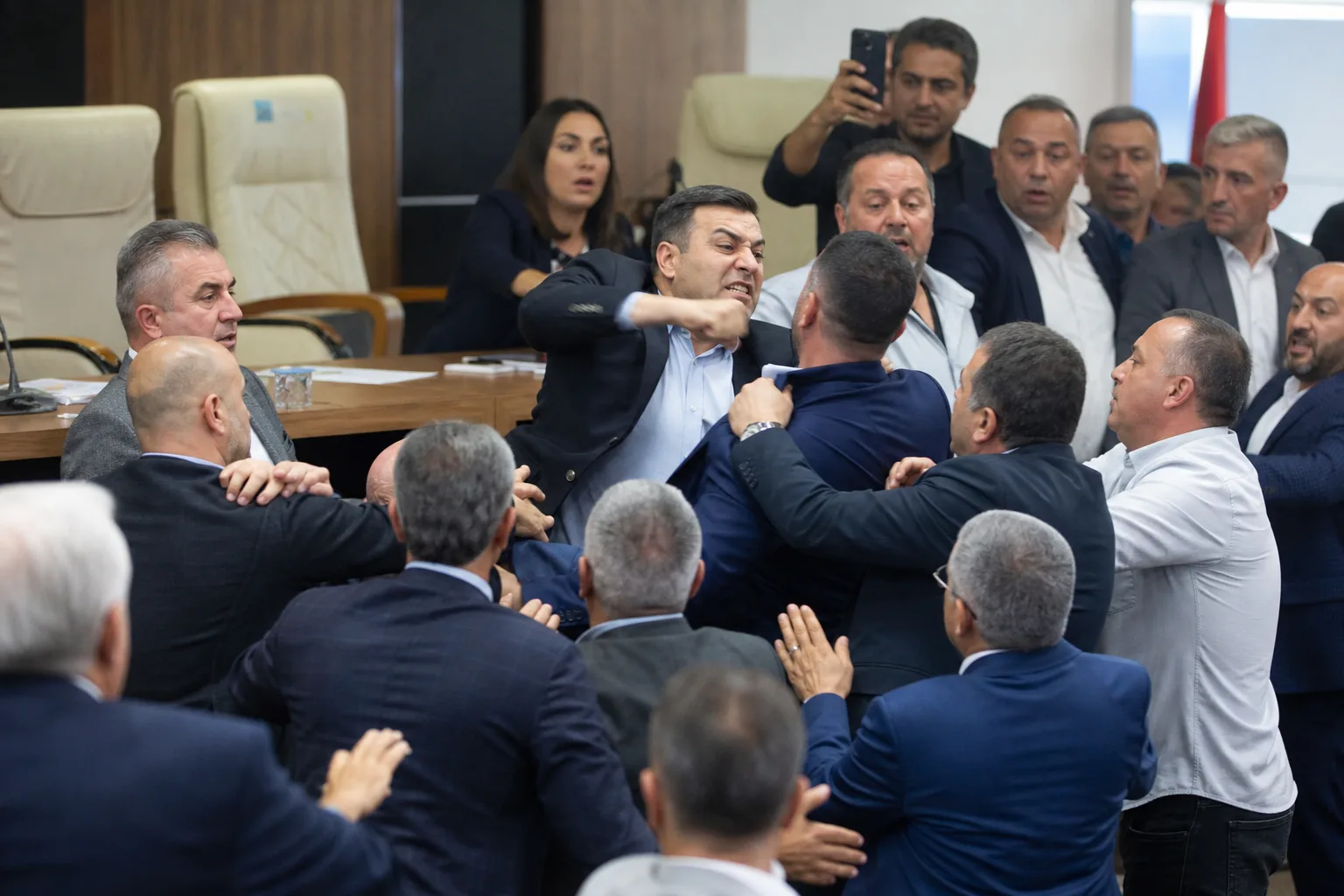 Menderes’te Başkan Vekili Seçiminde Kavga Çıktı