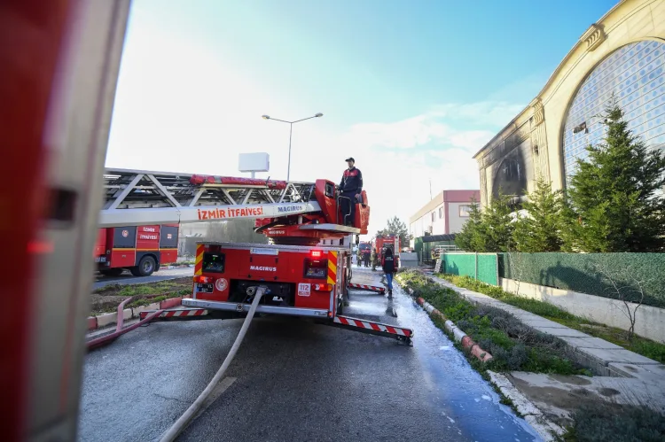 Menderes’te Fabrikada Yangın: Hızlı Müdahale!