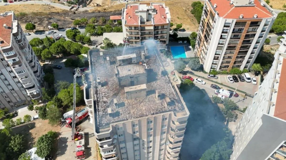 Menemen’de 10 Katlı Bina Çatısında Yangın!