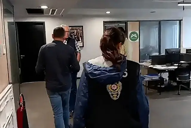 Mersin de 2 belediye başkanı tutuklandı; Vahap Seçer in işlemleri sürüyor 6