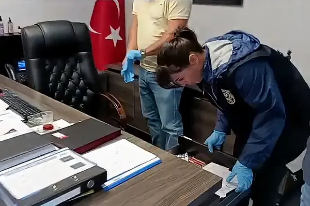 Mersin de 2 belediye başkanı tutuklandı; Vahap Seçer in işlemleri sürüyor 3