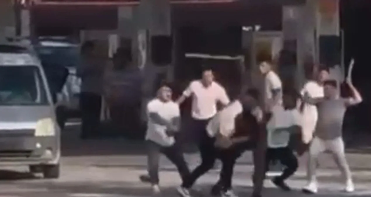 Mersin’de Akaryakıt İstasyonunda Sopalı Kavga!
