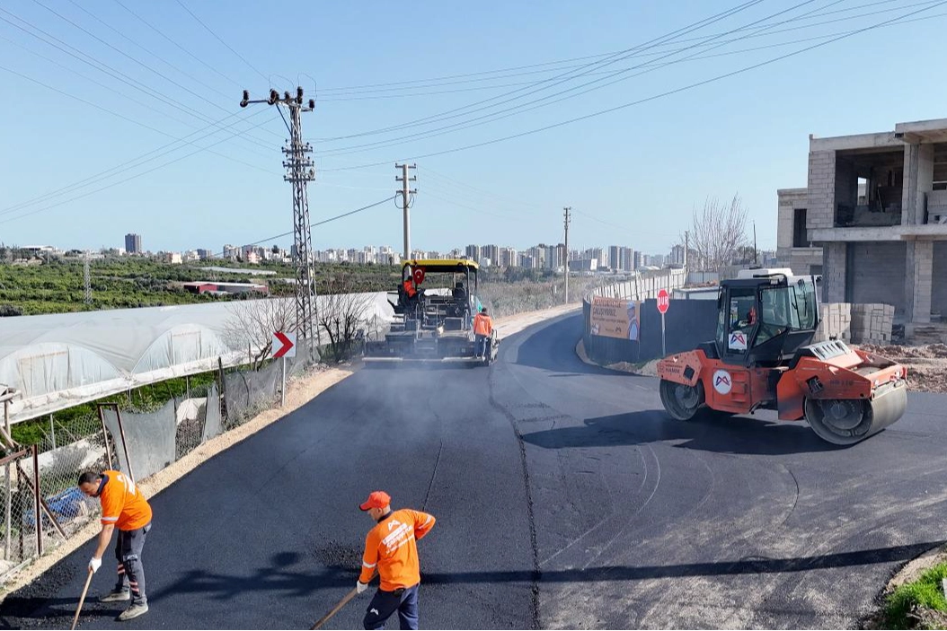 Mersin’de Mezitli Yolları Sıcak Asfaltla Yenileniyor