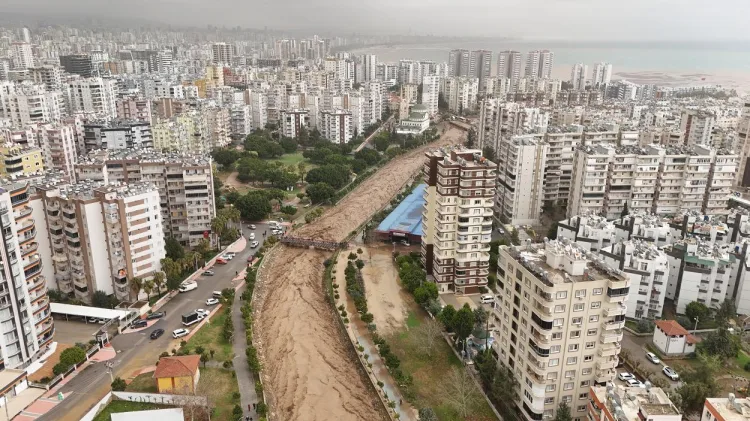 Mersin’de Sel Felaketi: Ekipler Alarmda!
