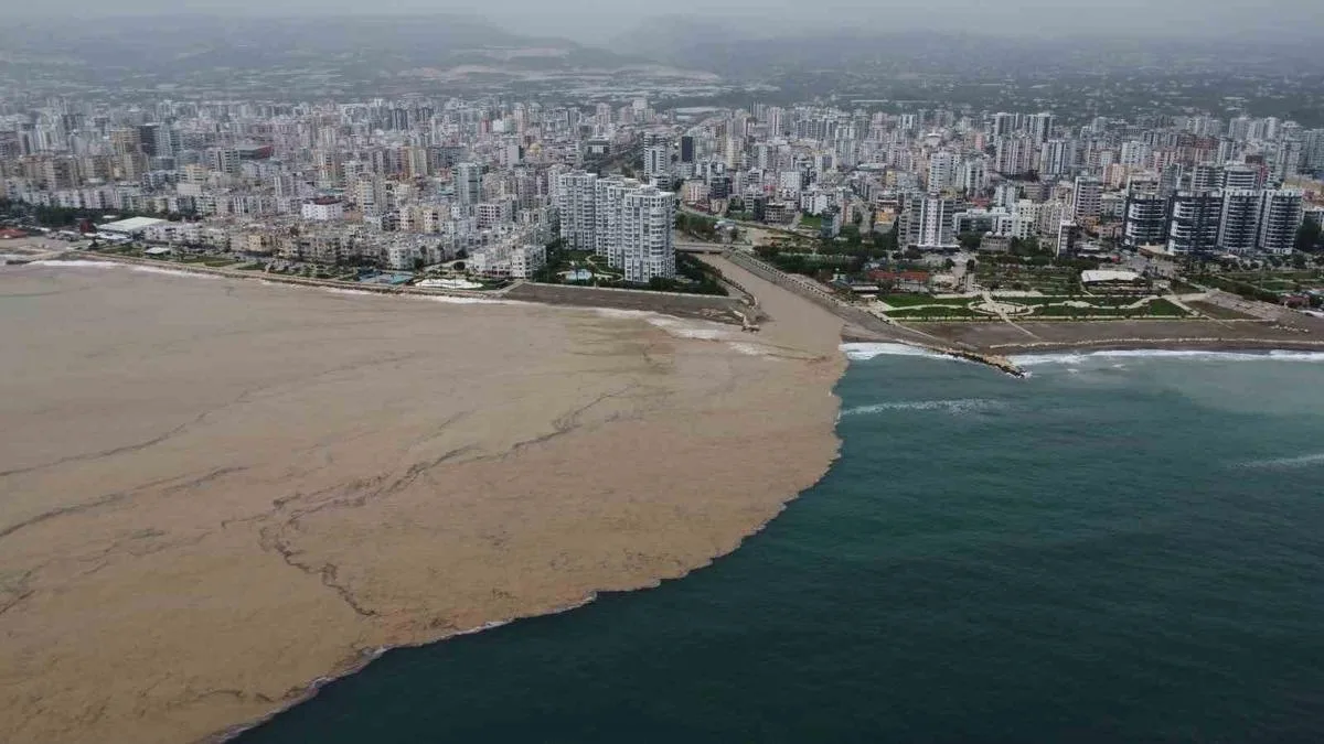 Mersin’de Sel Suları Akdeniz’i Kahverengiye Bürüdü