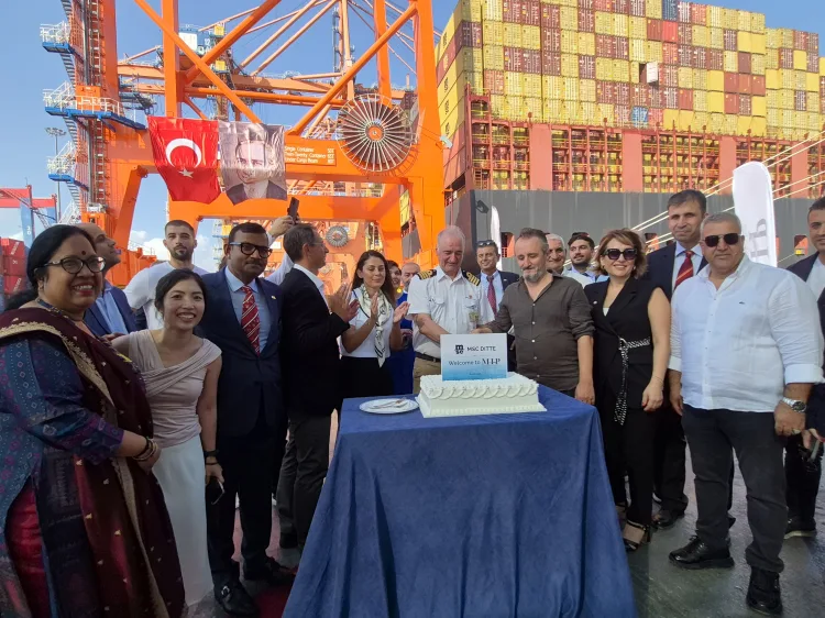 Mersin Limanı’na İlk Mega Gemi Yanaşarak Tarih Yazdı