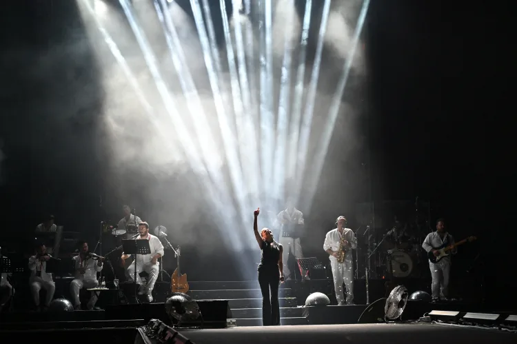 Merve Özbey, Kahramanmaraş’ta Coşkulu Konser Verdi!