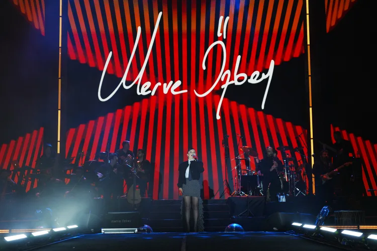 Merve Özbey, Mersin Festivali’nde Coşkuyu Zirveye Taşıdı!