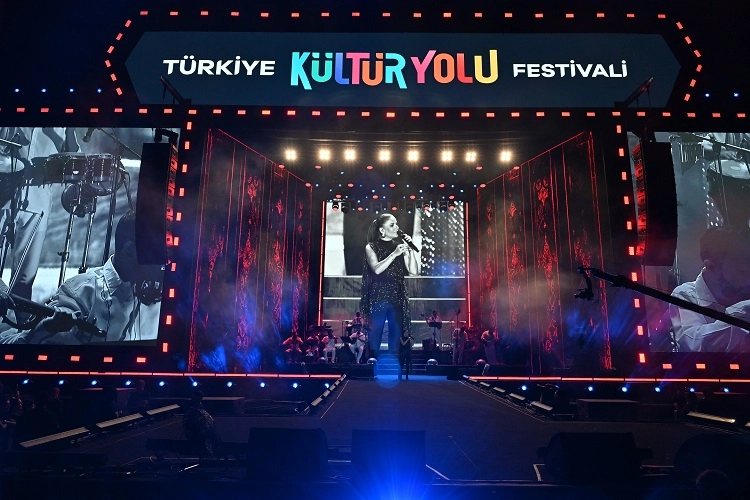 Merve Özbey, Nevşehir’de Coşku Dolu Bir Gece Yaşattı