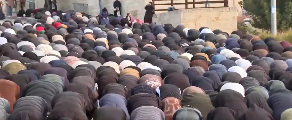 Mescid-i Aksa da bayramda ibadet yasağı! Kudüslüler namazı sokakta kıldı 3