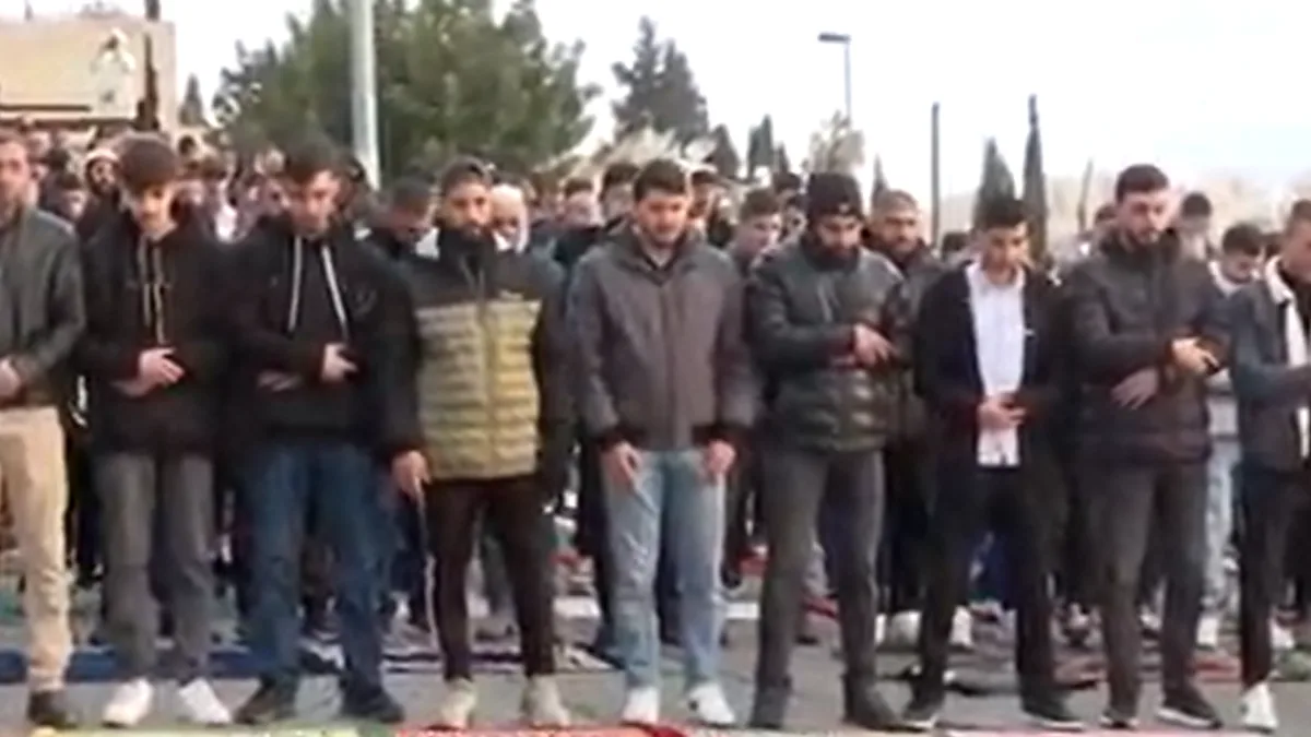 Mescid-i Aksa Bayramda Kapalı, Namaz Sokakta