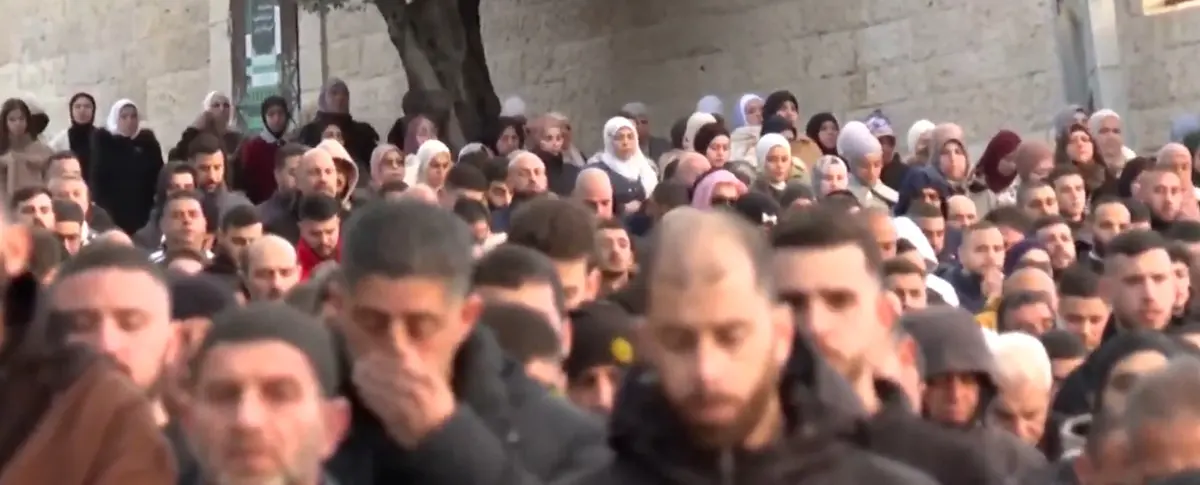 Mescid-i Aksa da bayramda ibadet yasağı! Kudüslüler namazı sokakta kıldı 2