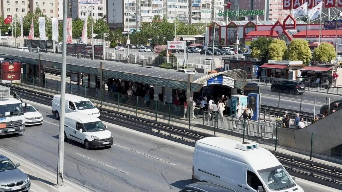 Metrobüs Durağında Bıçaklı Kavga: 1 Yaralı!