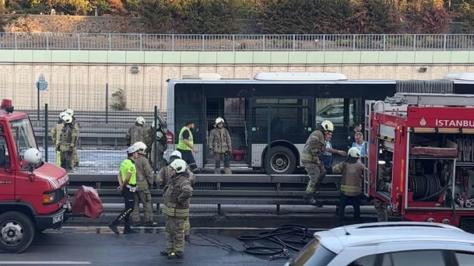 Metrobüs Durağında Korkutan Yangın Paniği!