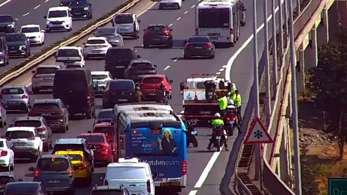 Metrobüs Motosiklete Çarptı: Yaralı Var!