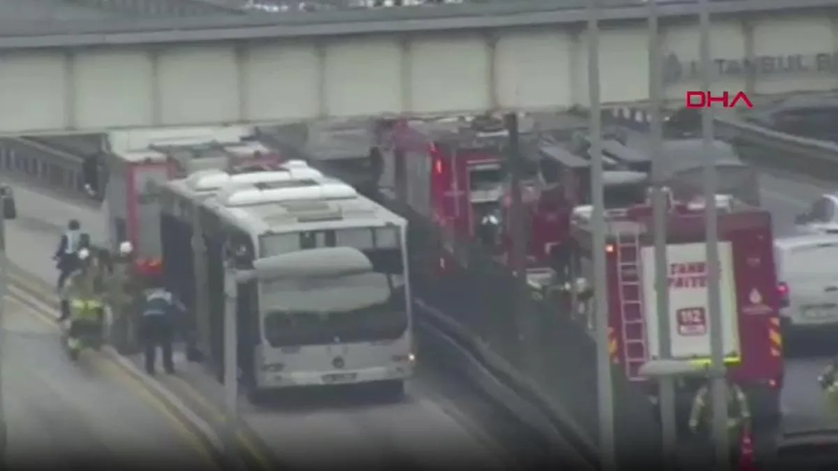 Metrobüste Yangın! Seferler Aksamaya Uğradı