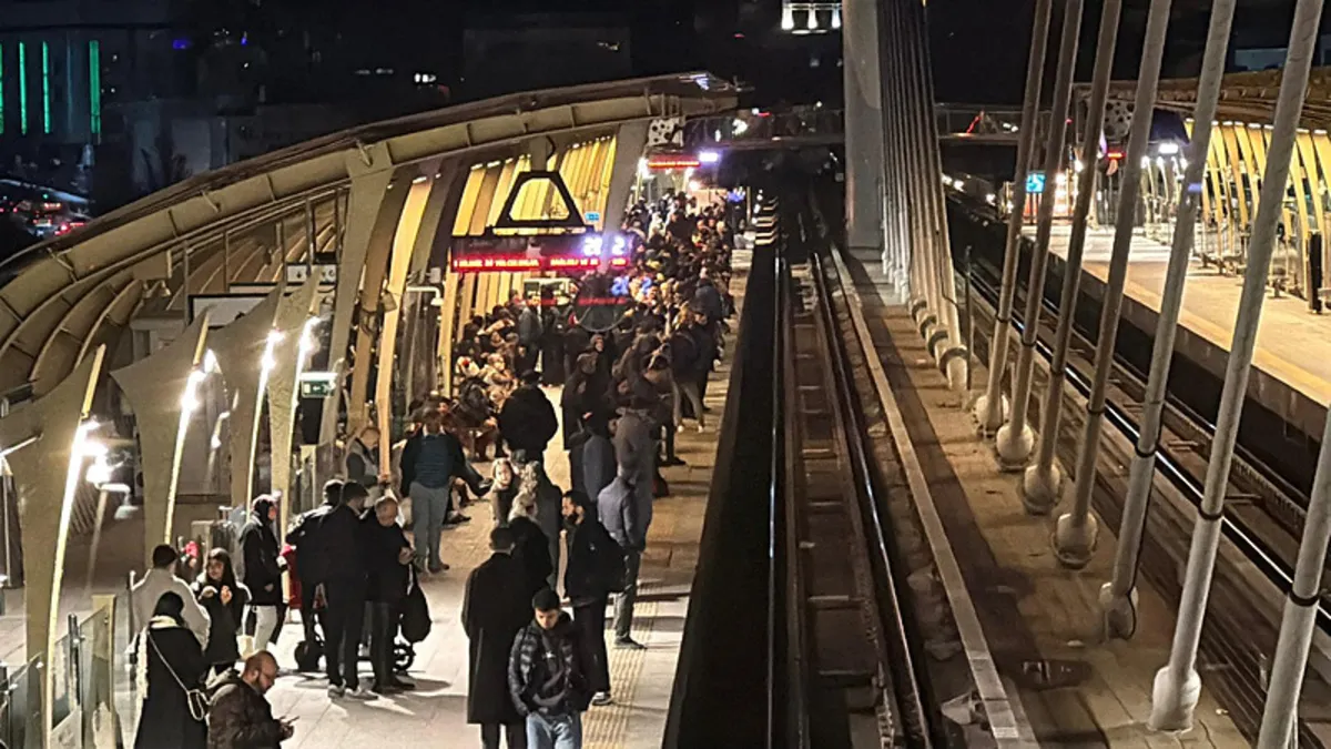 Metroda Teknik Arıza: Seferler Gecikmeli Yapılıyor