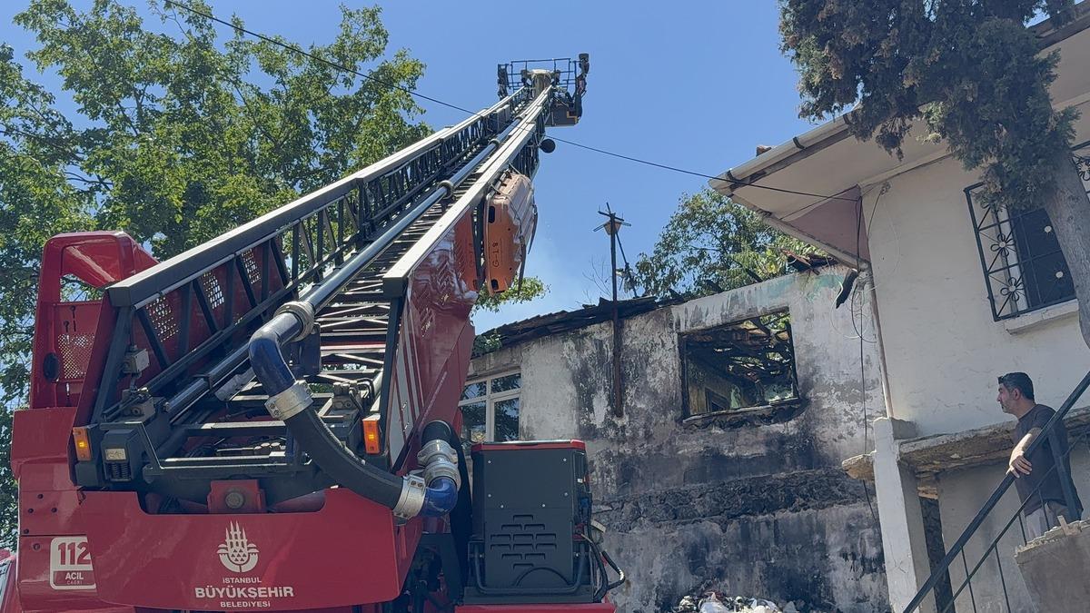 Metruk Evde Çıkan Yangın Diğer Bina İçin Tehlike!