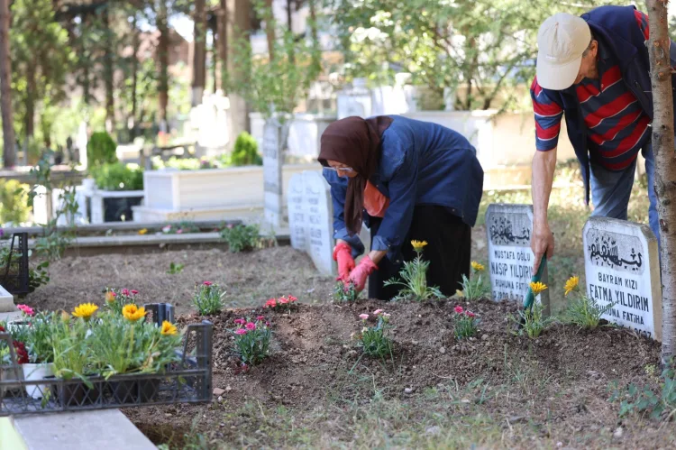 Mezarlıklara Çiçek Dağıtımına Büyük İlgi