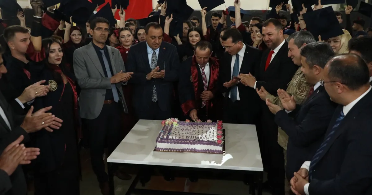Mezuniyet Coşkusu: Narman’da Gurur Günü!