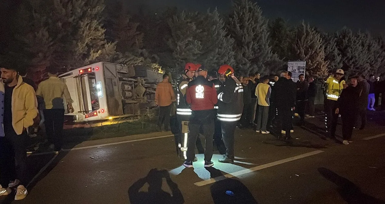 Midibüs Devrildi: 8 Yaralı, 1’i Kritik!