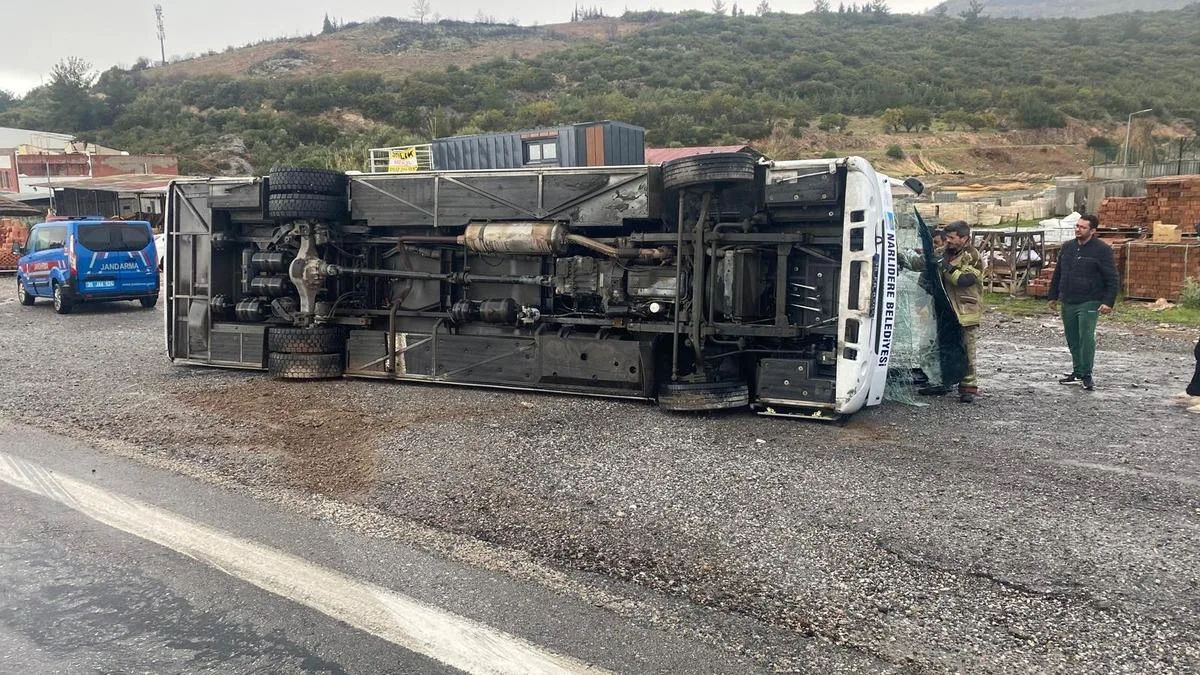 Midibüs Devrildi: Narlıdere’de Kaza!