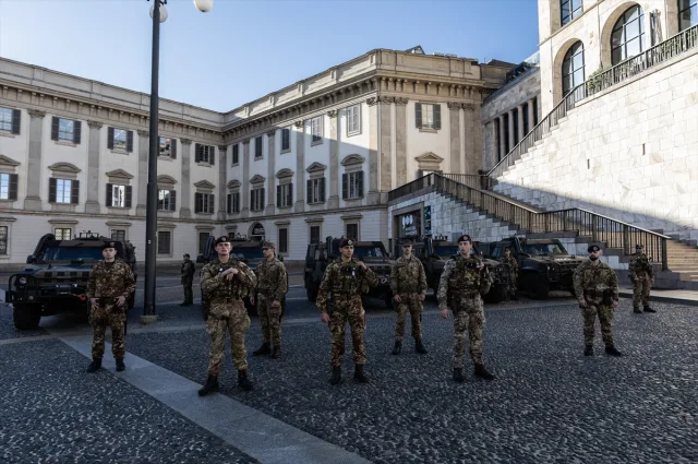 İtalya'nın Milano şehrinde askeri araçlar konuşlandırıldı