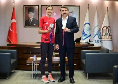 MİLLİ TEKVANDOCU HATİCE KÜBRA İLGÜN, MADALYA SEVİNCİNİ YILDIRIM BELEDİYE BAŞKANI OKTAY YILMAZ’LA PAYLAŞTI