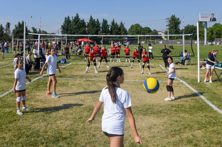 Mini Voleybol Şenliği’nde Geleceğin Yıldızları Parladı