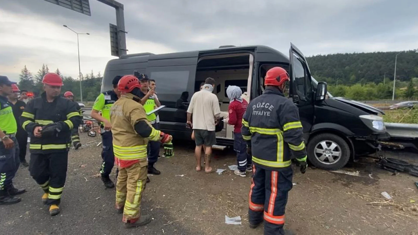 Minibüs Bariyere Saplandı: 7 Yaralı!