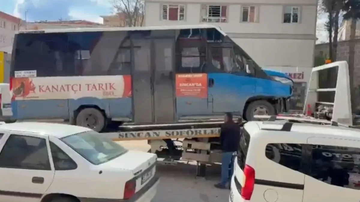 Minibüs Kamyonetle Çarpıştı: 5 Yaralı!