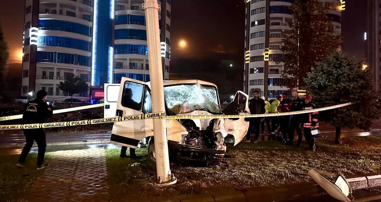 Minibüs Kazası: Genç Sürücü Hayatını Kaybetti