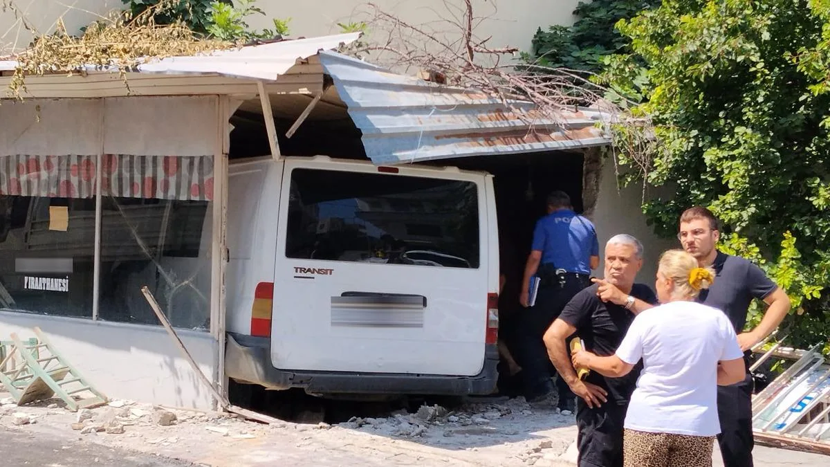 Minibüs Kazası Kıraathaneye Girdi! Yaralılar Var mı?