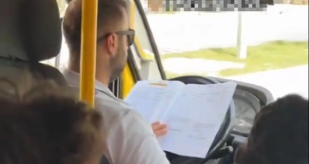 Minibüs Şoförü Kitap Okurken İşten Çıkarıldı!