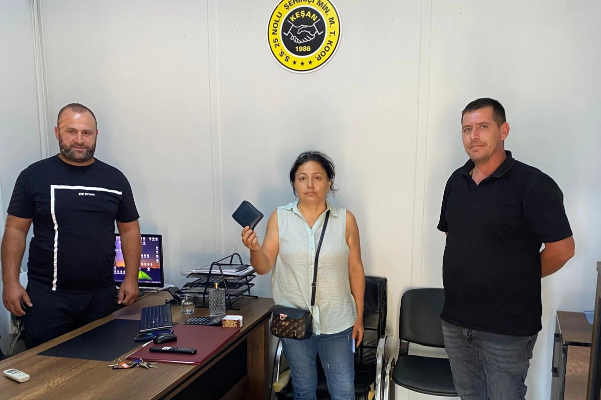 Minibüs Şoföründen Örnek Davranış: Cüzdanı İade Etti