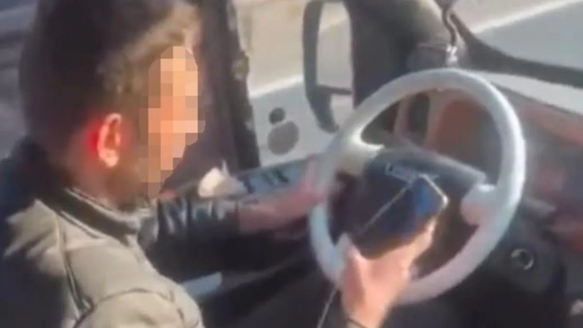 Minibüs Şoföründen Tehlikeli Cep Telefonu Kullanımı