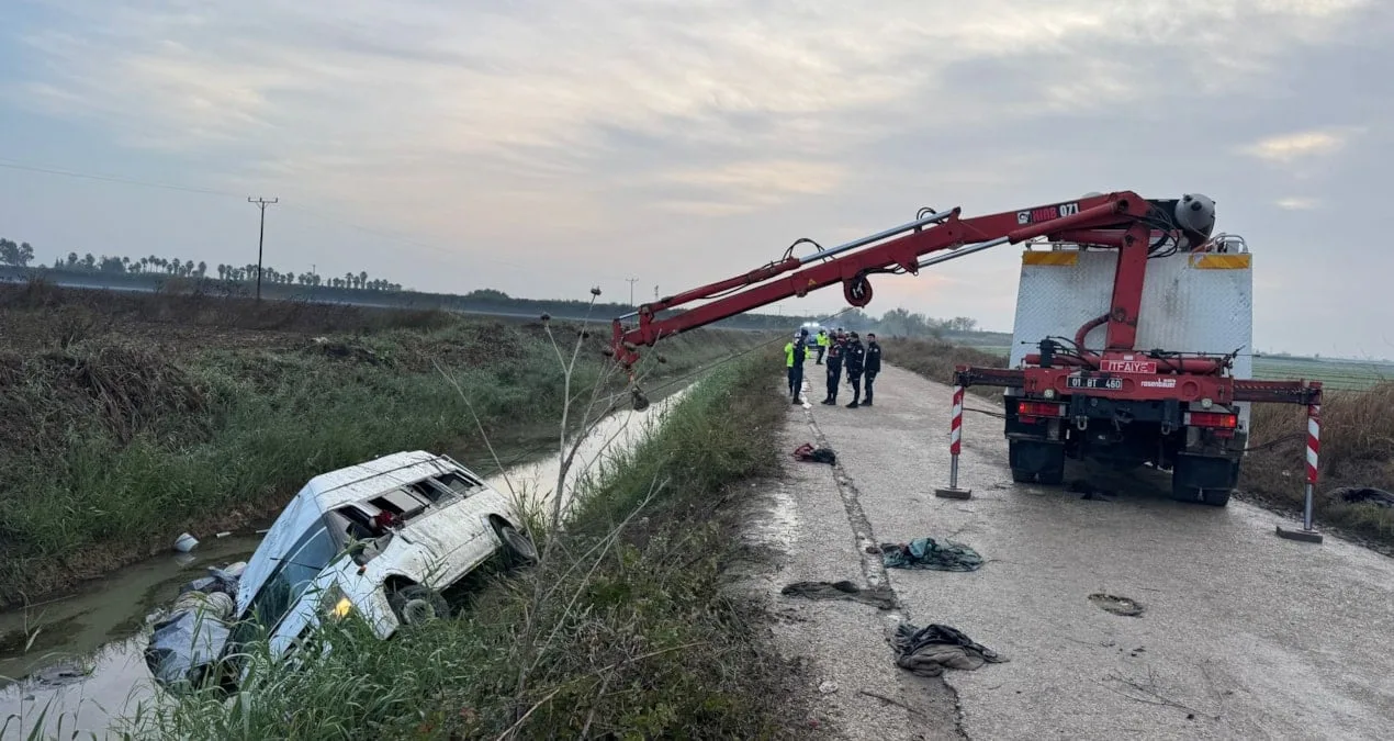 Minibüs sulama kanalına devrildi: 18 yaralı!