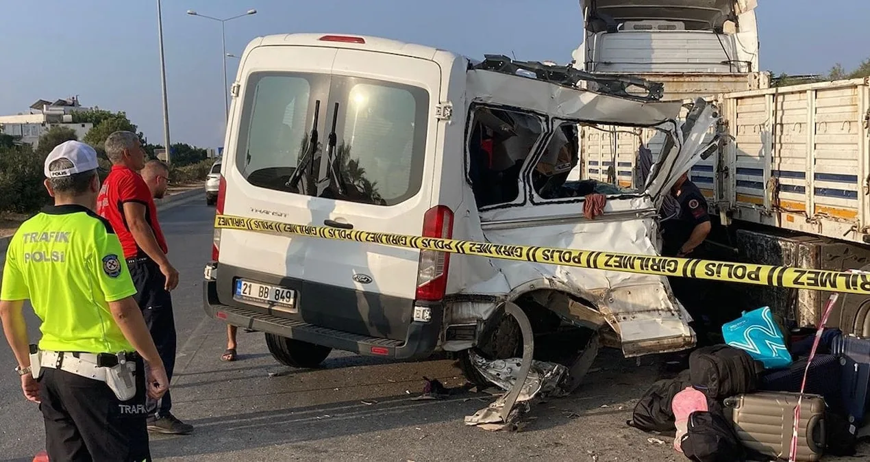 Minibüs TIR’a Çarpınca 2 Kişi Hayatını Kaybetti