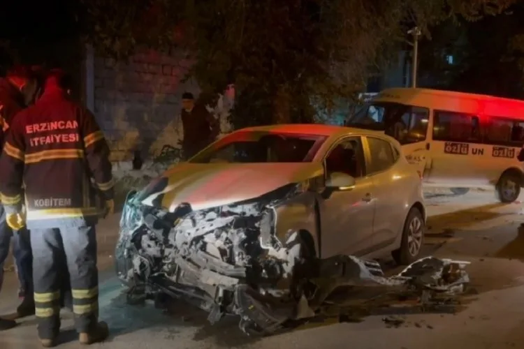 Minibüs ve otomobil çarpıştı, ağaçta durdu!