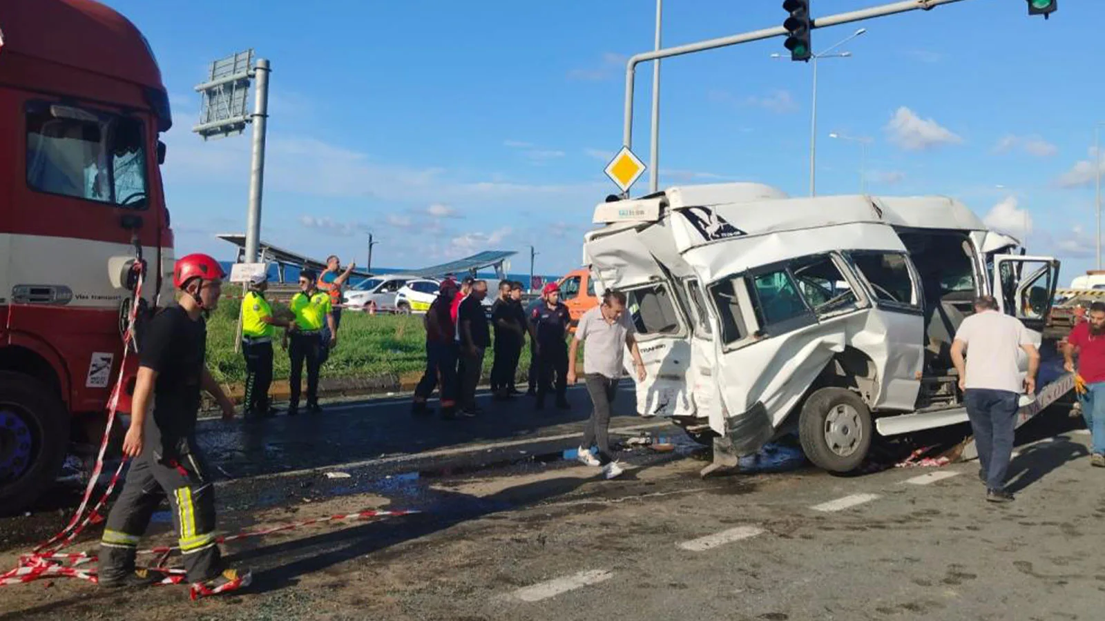 Minibüse TIR Çarptı: 15 Yaralı!