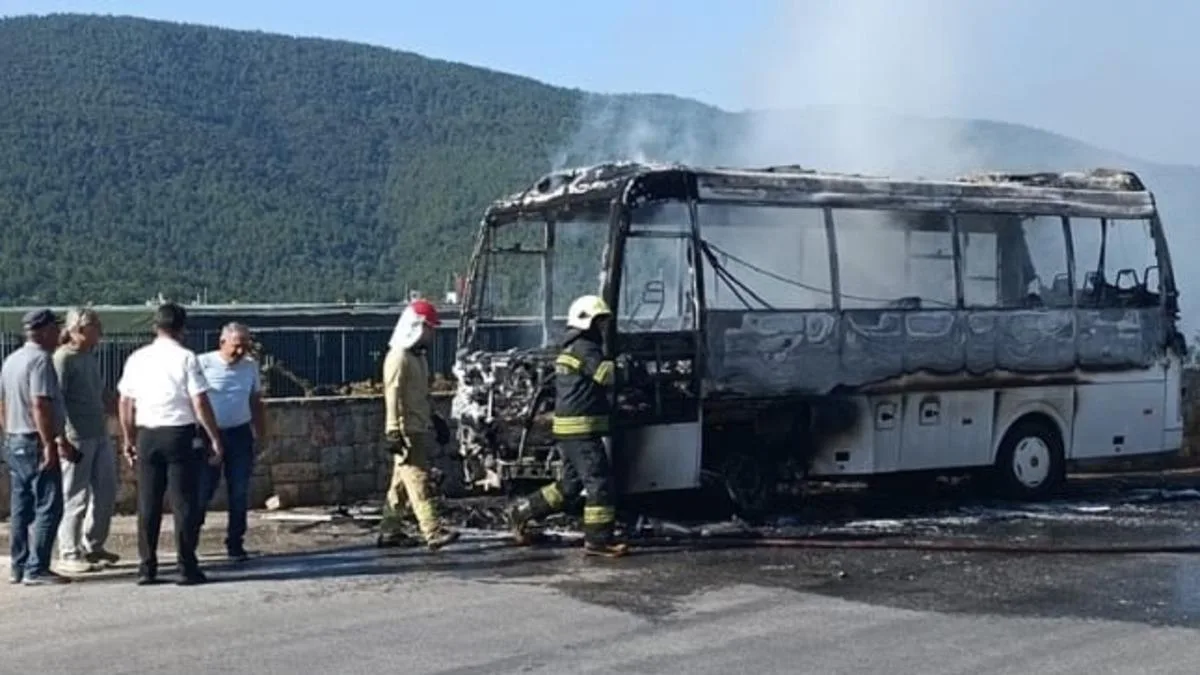Minibüste Yangın: Araç Kullanılamaz Hale Geldi!