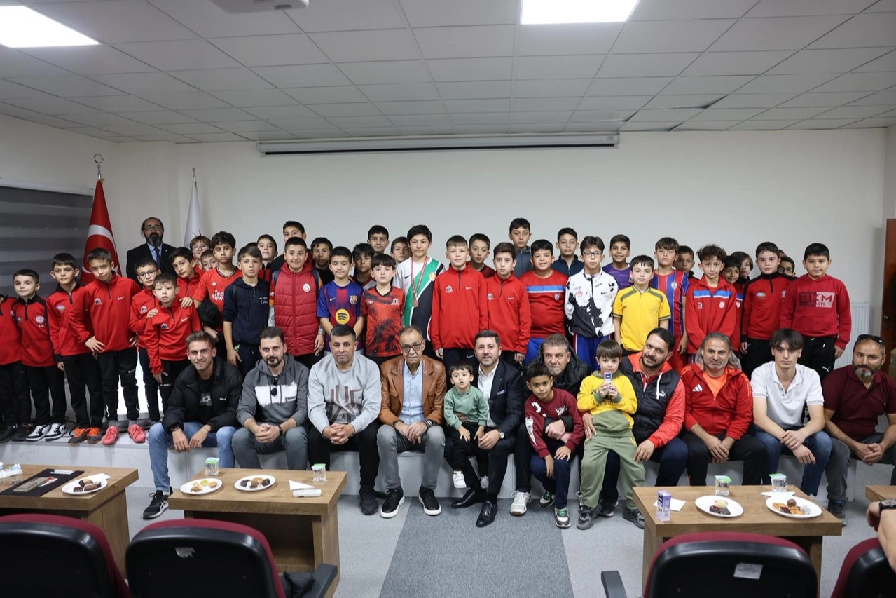 Minik Futbolculara Krampon Sevinci!