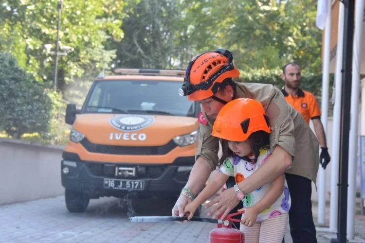 Minik İtfaiyecilerden Hayranlık Uyandıran Eğitim!