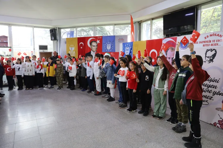 Minik Öğrencilerden Huzurevine Anlamlı Ziyaret