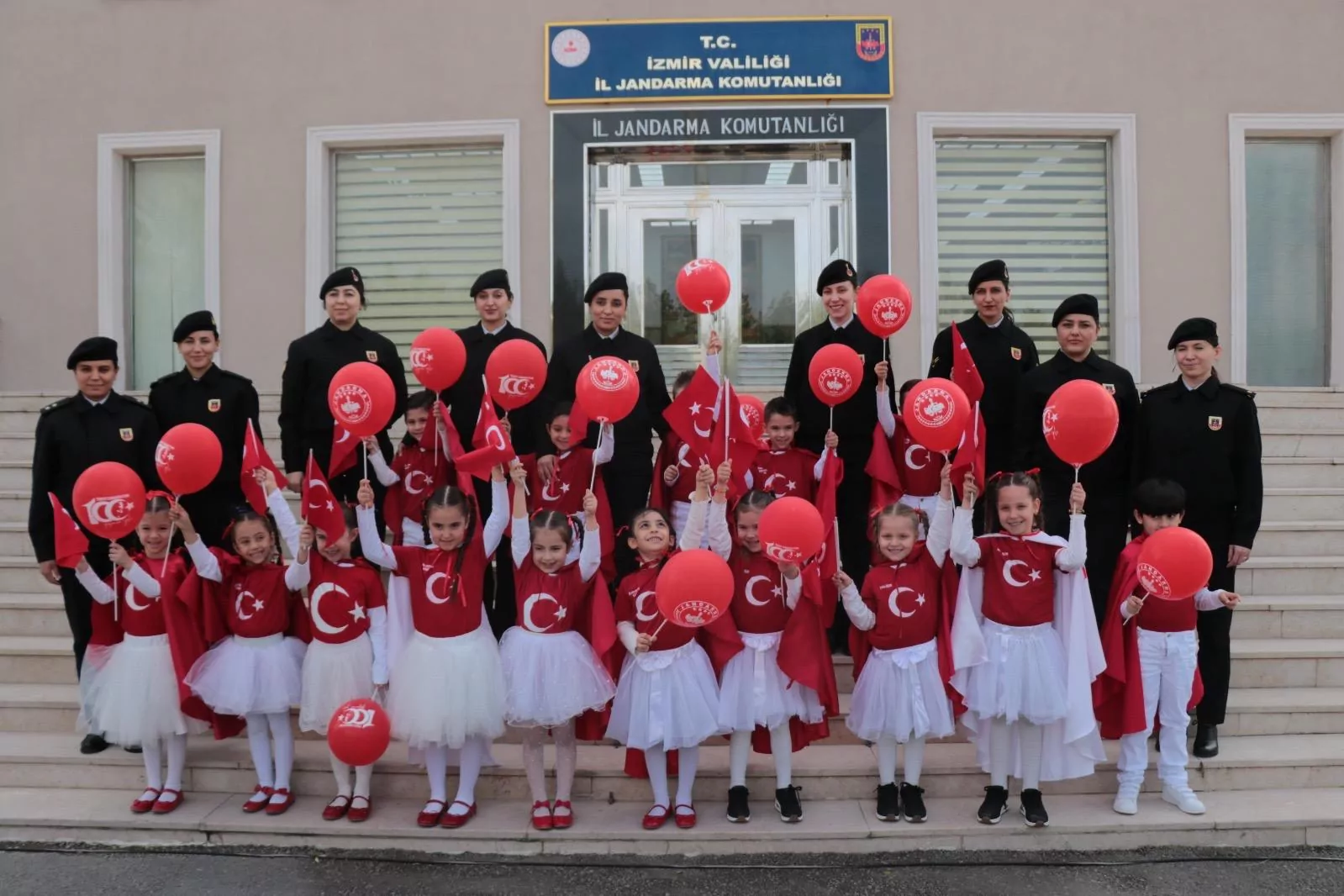 Gaziemir Öğrencileri Jandarmayı Ziyaret Ediyor